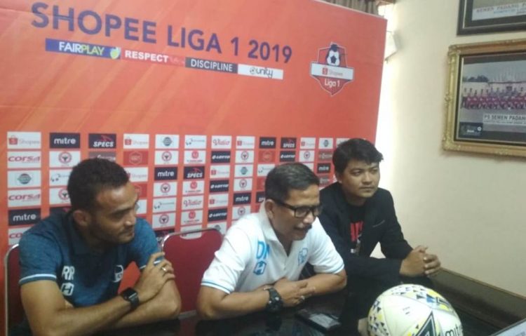 Pelatih Barito Putera Djadjang Nurjaman dalam jumpa pers. (Foto: Rahmadi)