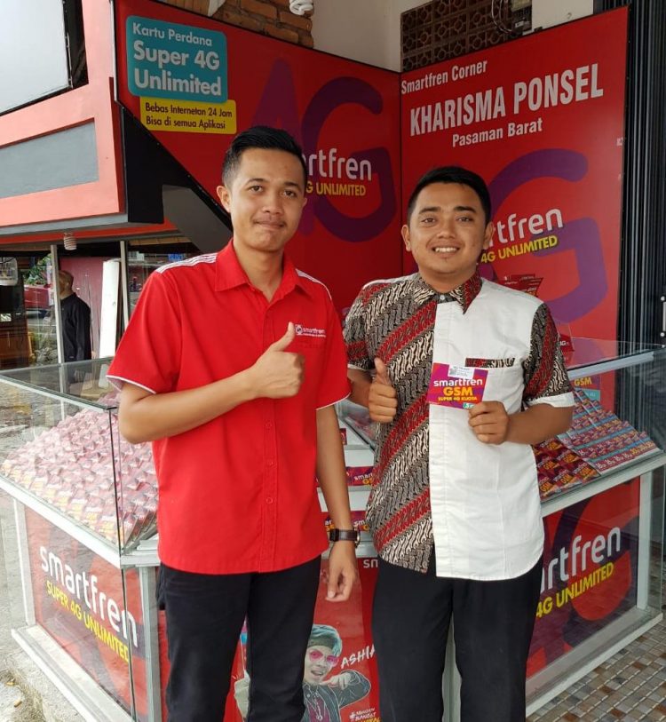 Salah seorang sales Smartfren dan pelanggan menunjukan kartu perdana 5GB di salah toko toko ponsel di Kota Padang (ist)