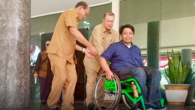 Wakil Gubernur Sumbar Nasrul Abit saat mendorong Abraham Ismed, seorang penyandang disabilitas yang sempat diusir Satpam Masjid Raya Sumbar beberapa waktu lalu (ist)