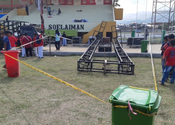 Lokasi jatuhnya rangkaian sound system dan speaker di Lapangan GOR Khatib Sulaiman, Kota Padang Panjang telah dilingkari garis polisi (ist)