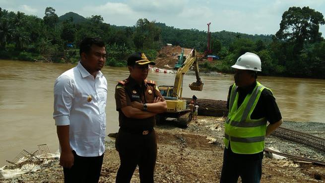 Bupati Dharmasraya Ajak Kajari Cek Perkembangan Pembangunan Jembatan Pulai
