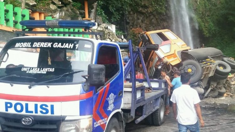 evakuasi truk terbalik di Malibo Anai (Foto: Polres Padang Panjang)