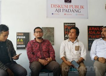 Ketua Aji Padang, Andika D Khagen (kiri) dan Ketua Bidang Advokasi AJI Padang, Aidil Ichlas (dua dari kanan) saat diskusi di Rumah Ikhlas. (Foto: Dok. Langgam.id)