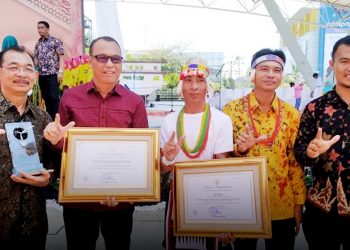 Kabupaten Kepulauan Mentawai terima penghargaan Aksara Nasional di Makassar (Foto: Humas Pemkab Mentawai)