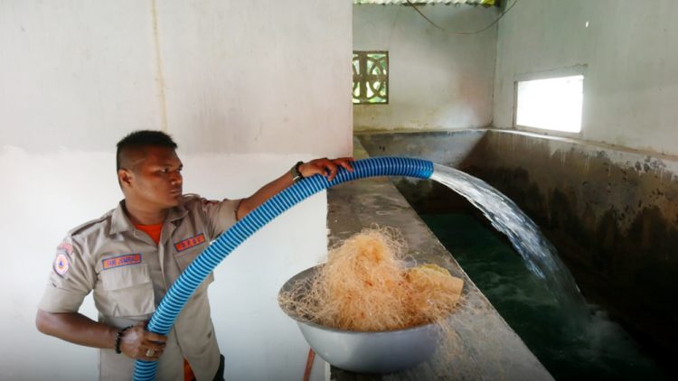 BPBD Kota Padang mendistribusikan air bersih untuk masyarakat Kecamatan Lubuk Kilangan (Foto: Dok. BPBD Padang)