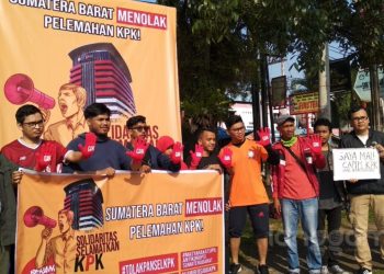 Koalisi masyarakat sipil antikorupsi Sumatra Barat (Sumbar) menggelar aksi solidaritas selamatkan Komisi Pemberantasan Korupsi (KPK) saat gelaran car free day di Jalan Khatib Sulaiman, Kota Padang (Foto: Irwanda)