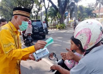 Walikota Padang, Mahyeldi Ansharullah membagikan masker kepada pengguna jalan tanggal 14 September lalu (Foto: Humas Kota Padang)