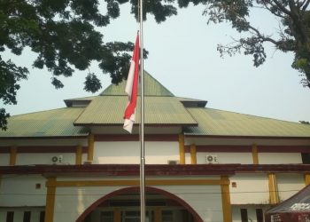 Bendera setengah tiang menghormati wafatnya Presiden ke 3 RI BJ Habibie berkibar di kampus UIN IB Padang (Foto: Rahmadi)