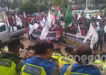 Puluhan massa berunjuk rasa ke kantor DPRD Sumbar (Foto: Irwanda Saputra)