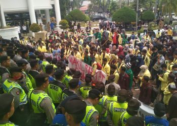 Ratusan mahasiswa berunjuk rasa di depan gedung DPRD Sumbar (Foto: Rahmadi)