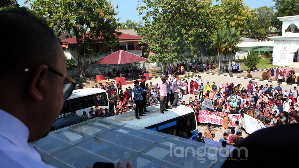 Ramaikan Aksi Unjuk Rasa, Pedemo Jemput Mahasiswa UIN IB Padang yang Sedang Kuliah