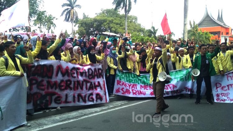 Mahasiswa kembali menggelar demonstrasi ke Kantor Gubernur Sumbar (Foto: Rahmadi)