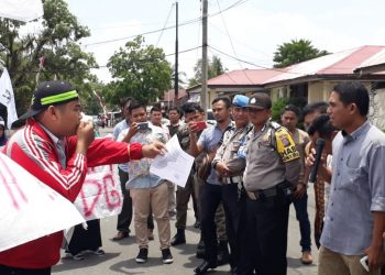Puluhan mahasiswa menggejar unjuk rasa ke kantor DPRD Padang Pariaman (ist)