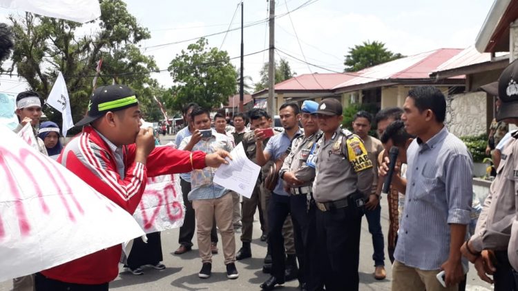 Puluhan mahasiswa menggejar unjuk rasa ke kantor DPRD Padang Pariaman (ist)