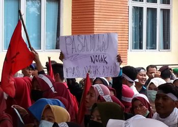Ratusan mahasiswa demo ke kantor DPRD Pasbar (Foto: Iyan)