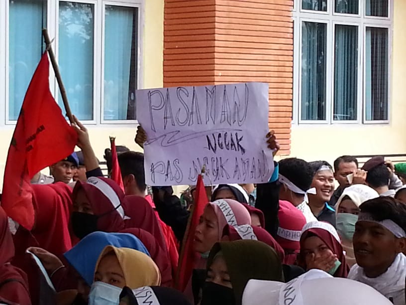 Ratusan Mahasiswa Pasbar Demonstrasi di Kantor DPRD, Ini Tuntutannya