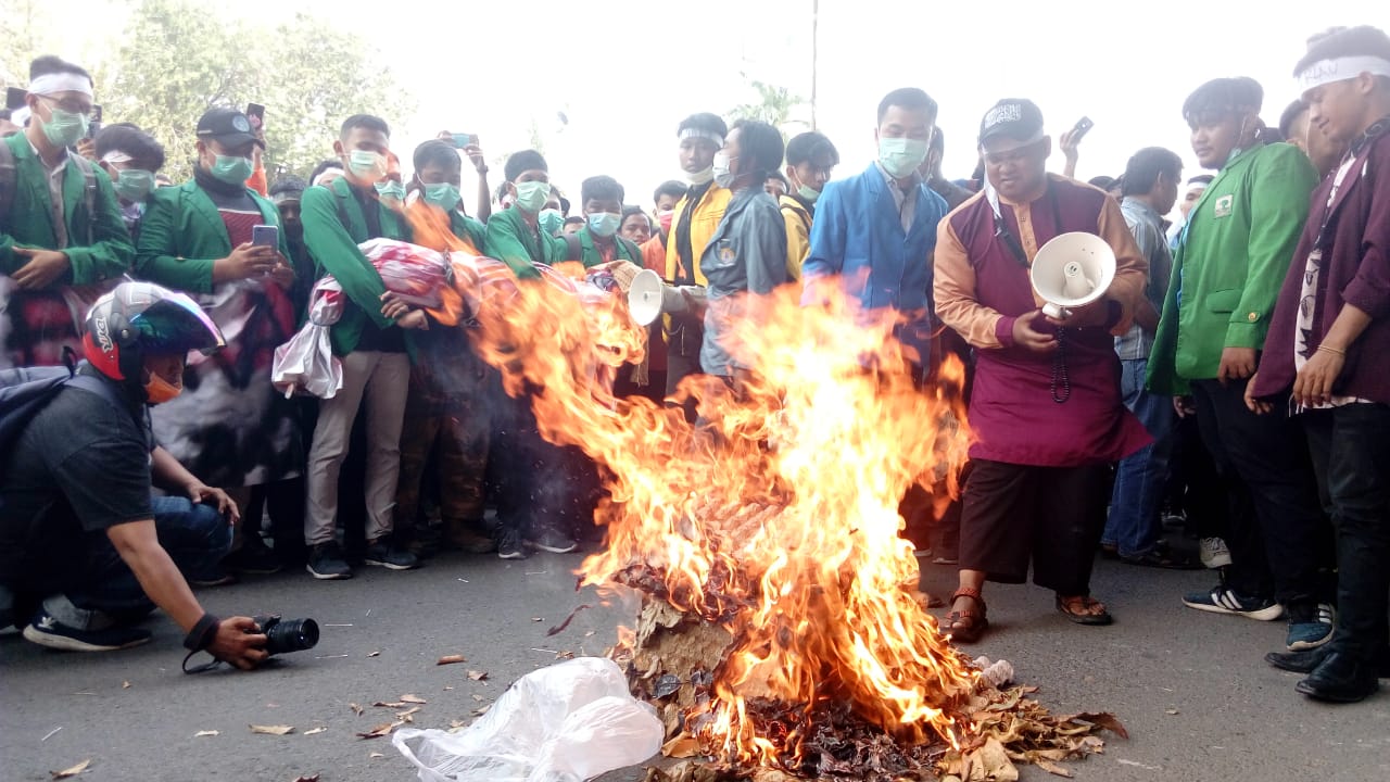 Tuntut Penanganan Kabut Asap dan Karhutla di Sumbar, Mahasiswa Demo Gubernur