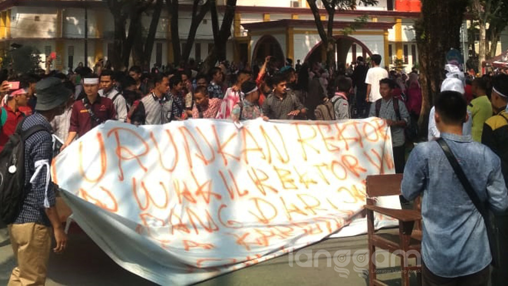 Dituntut Mundur, Rektor UIN IB Padang Suruh Mahasiswa Lapor Menteri