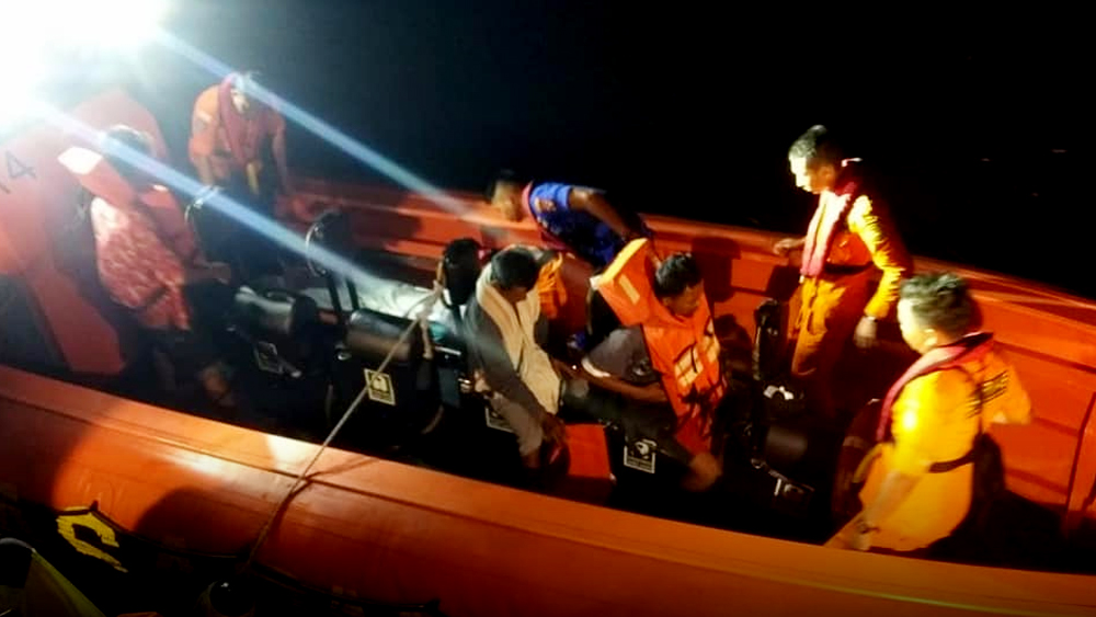 Kapal Nelayan Dihantam Gelombang di Perairan Mentawai, 1 Orang Patah Tulang