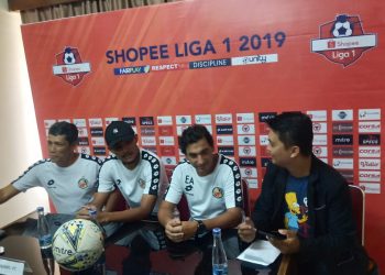 Pelatih Weliansyah bersama Pelatih baru Semen Padang FC, Eduardo Almeida saat jumpa pers sebelum laga melawan PSM Makassar (ist)