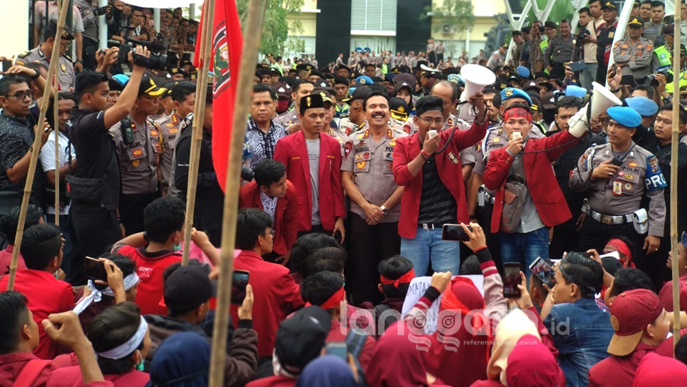 Temui Massa IMM yang Aksi di Padang, Kapolda Sumbar: Kami Turut Berduka