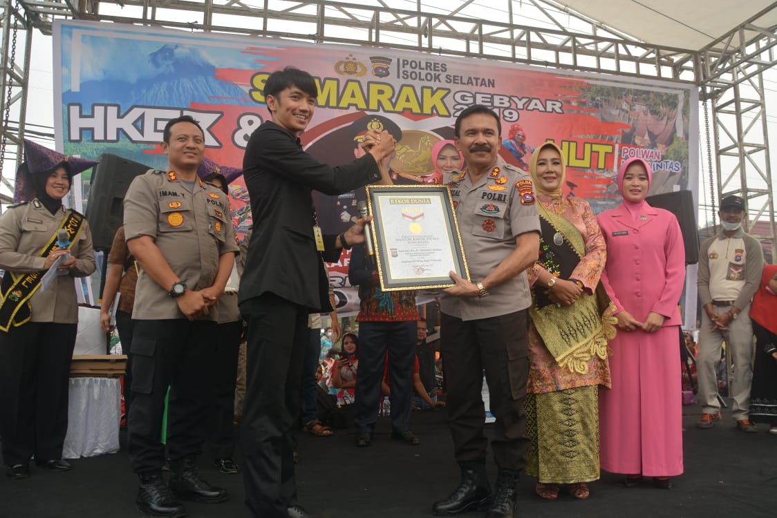Tari Piring Massal yang Digagas Polres Solsel Pecahkan Rekor MURI