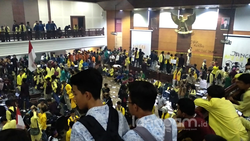 “Kuasai” DPRD Sumbar, Massa Demonstrasi Rusak Sejumlah Fasilitas