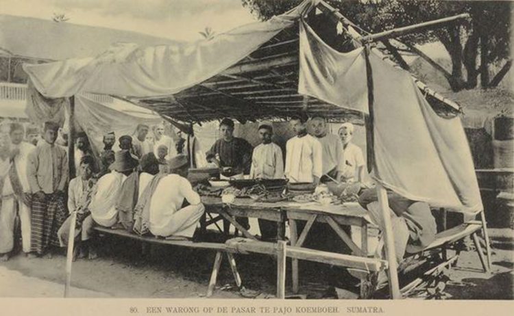 “Lapau Nasi” di Pasar Payakumbuh, ca.1911 (Sumber: Jean Demmeni - GVNL)
