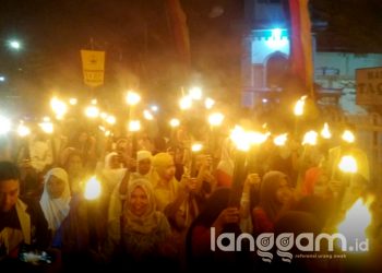 Warga Lolong, Kota Padang memerihakan tahun baru hijriah dengan Pawai Obor (Foto: Rahmadi/Langgam.id)