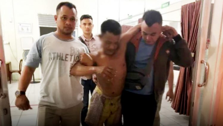 Satu dari tiga orang pelaku yang berhasil ditangkap dan dibawa ke rumah sakit untuk menjalani perawatan luka tembakan di kaki (Foto: Humas Polda Sumbar)