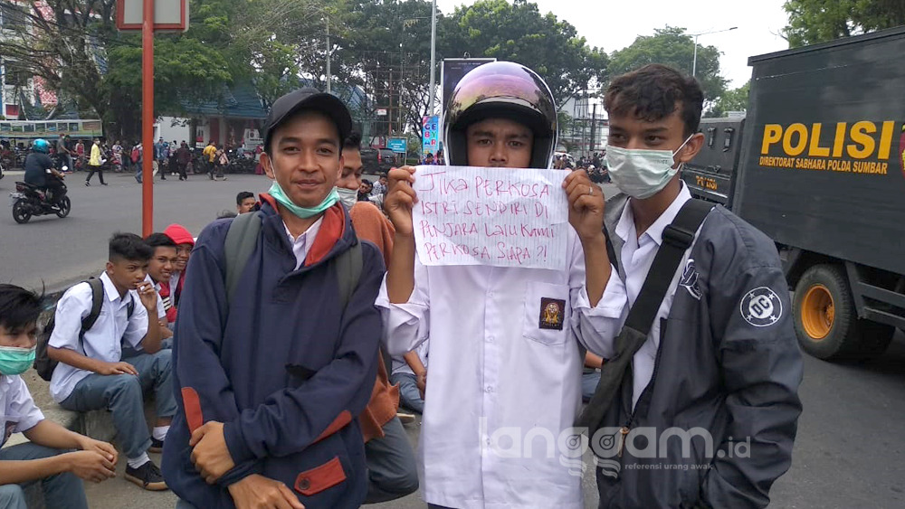 Sejumlah Pelajar di Kota Padang Ikut Unjuk Rasa ke DPRD Sumbar