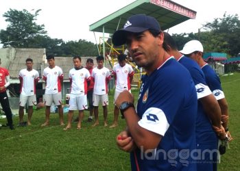 Pelatih Baru Semen Padang FC, Eduardo Almeida mulai memimpin latihan (Foto: Rahmadi)