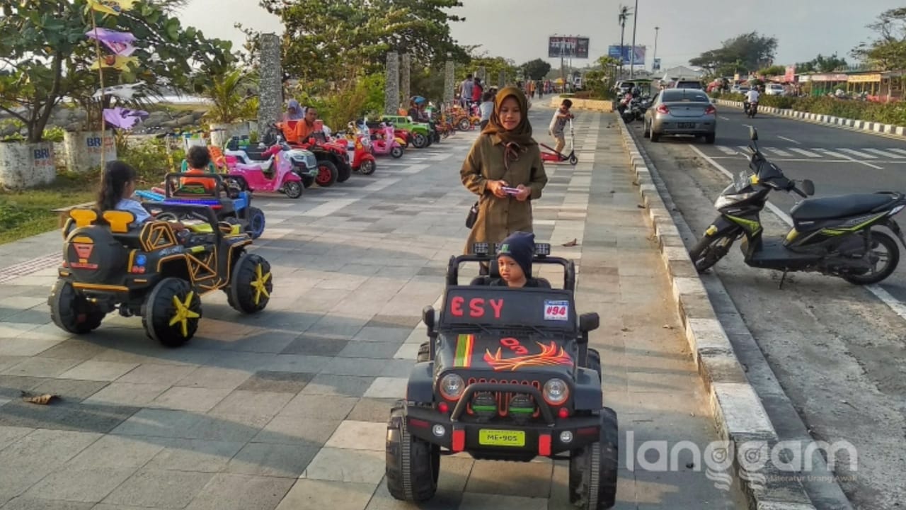 Secercah Rezeki di Bawah Cerahnya Langit Pantai Padang