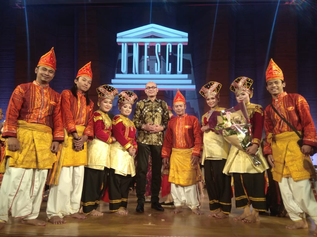 Berbekal Utang, Sanggar Asal Garegeh Bukittinggi Pentas di Paris