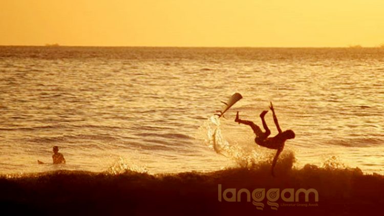 Ilustrasi seorang remaja bermain papan selancar di Pantai Padang (Foto: Zulfikar/Langgam.id)