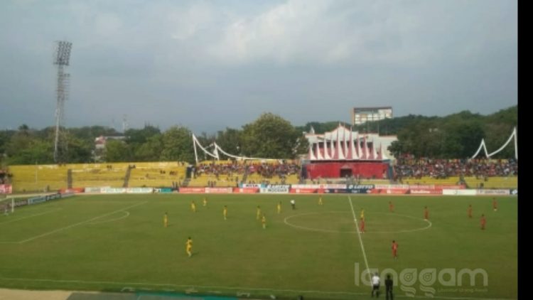 Pertandingan Semen Padang FC VS Barito Putera di Stadion Haji Agus Salim Padang (Foto: Rahmadi)
