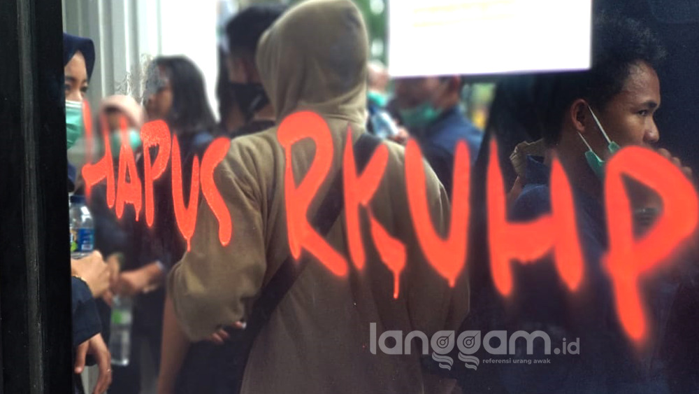 Vandalisme Hingga Joget Bareng Ramaikan Demonstrasi Mahasiswa Sumbar