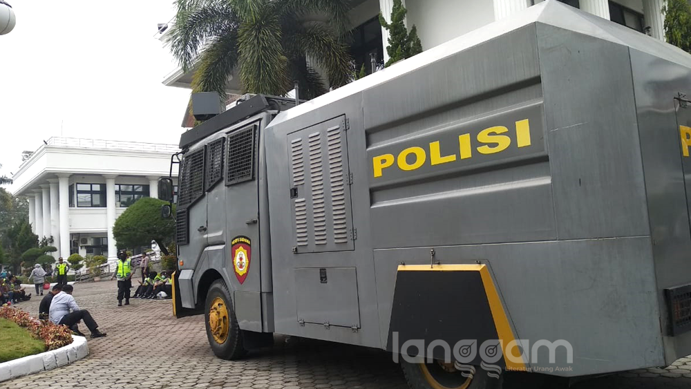 Water Cannon Hingga Raisa Siaga Kawal Aksi Unjuk Rasa di DPRD Sumbar