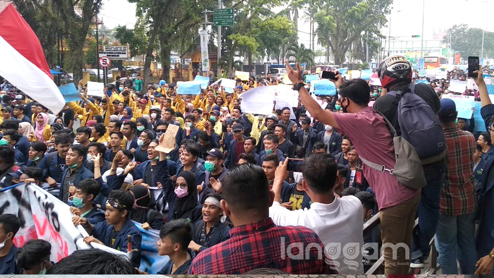 Menuju DPRD Sumbar, Massa Mahasiswa Padati Jalan Khatib Sulaiman