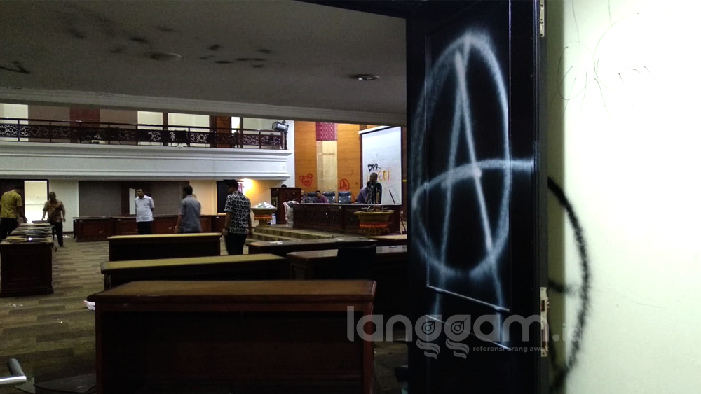 Polisi Telusuri Jejak Simbol "A" di Dinding DPRD Sumbar Saat Rusuh