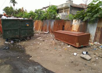 Seseorang membuang peti jenazah ke tempat sampah di Padang. (Foto: Ist)