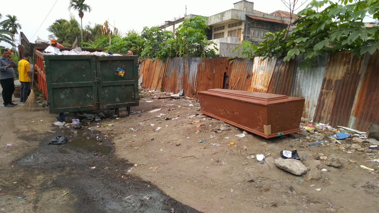 Dinilai Tak Etis, Peti Jenazah Utuh Dibuang ke Tempat Sampah di Padang