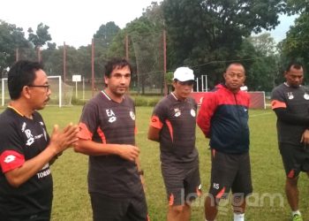 Pelatih SPFC Eduardo Almeida (kedua dari kiri) bersama tim Kabau Sirah dalam latihan. (Foto: Rahmadi)