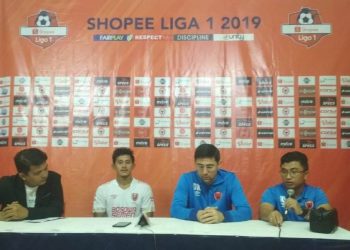 Pelatih PSM Makassar (kedua dari kanan) dalam jumpa pers (Foto: Rahmadi)