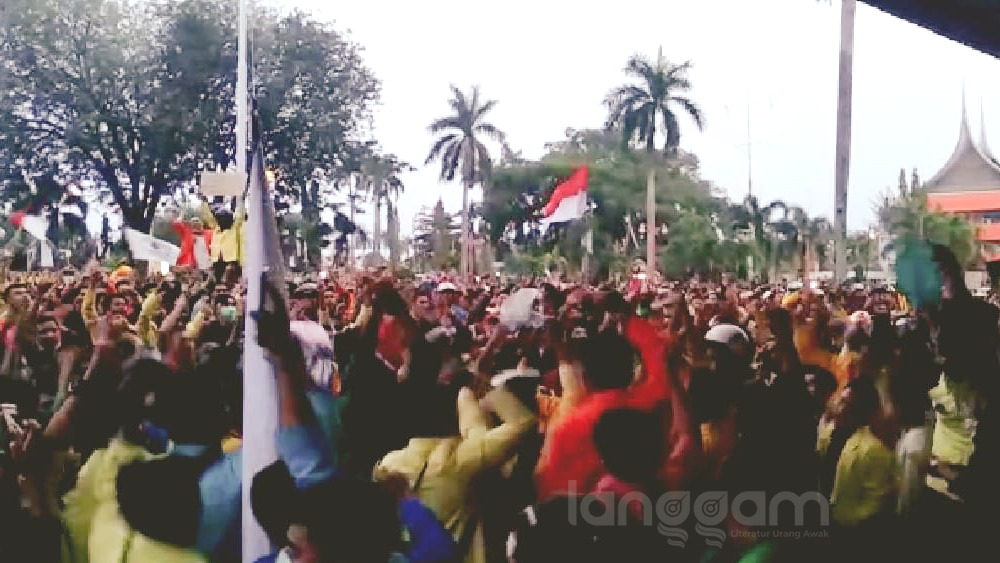 Massa Mahasiswa Duduki Kantor Gubernur Sumbar