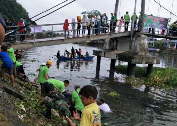 Ilustrasi - Petugas PU bersihkan Sungai Batang Arau dari sampah bersama masyarakat. (Foto: sda.pu.go.id)