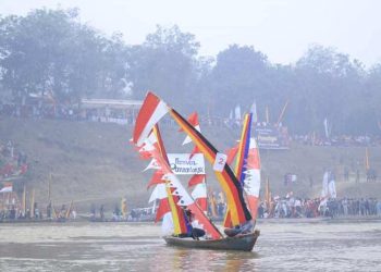 Sebuah perahu yang ikut dalam prosesi arung pamalayu dengan latar lokasi acara di Komplek Candi Pulau Sawah, Dharmasraya. (Foto: Humas Pemkab Dharmasraya)