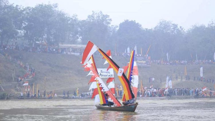 Sebuah perahu yang ikut dalam prosesi arung pamalayu dengan latar lokasi acara di Komplek Candi Pulau Sawah, Dharmasraya. (Foto: Humas Pemkab Dharmasraya)