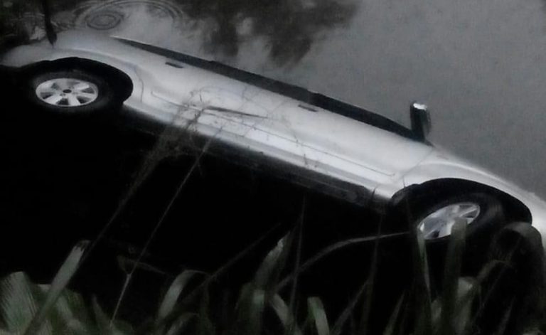 Hilang Kendali, Minibus Terjun ke Kolam Ikan di Palupuh