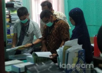 Penyidik Tipikor Polresta Padang saat melakukan penggeledahan di RSUD Rasidin Padang (Foto:  Irwanda Saputra)
